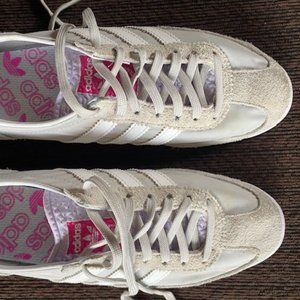 adidas size 6  - cloud (light grey) with hot pink